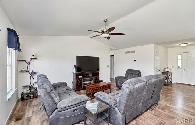 121 Arundel Drive, Troy, MO 63379