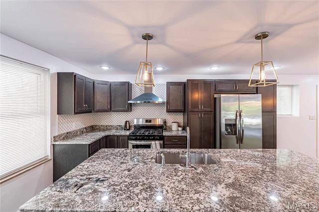 1101 W Parkedge Lane, St Louis, MO 63130