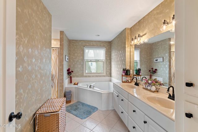 7710 Pilgrims Landing, Maumee, OH 43537