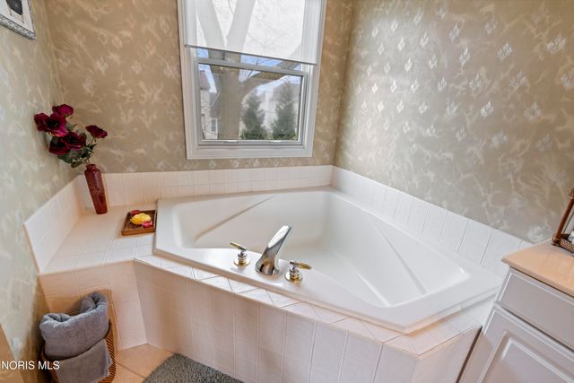 7710 Pilgrims Landing, Maumee, OH 43537