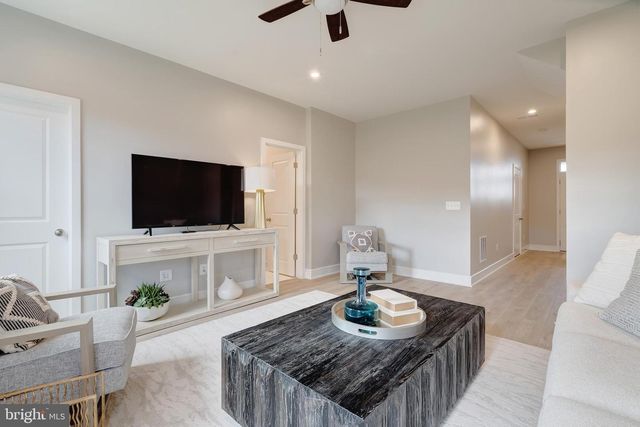 105 CHECKERSPOT, Lake Frederick, VA 22630