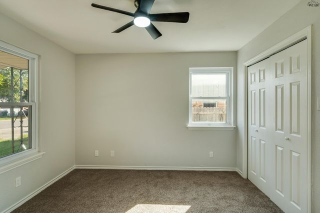 713 W MANES AVENUE, Iowa Park, TX 76367