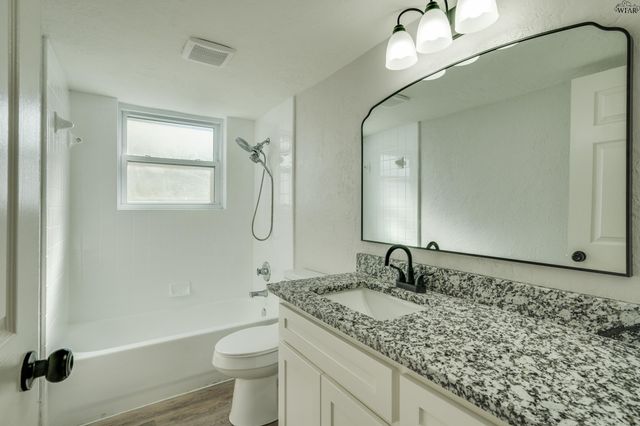 713 W MANES AVENUE, Iowa Park, TX 76367