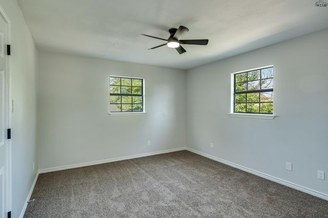 713 W MANES AVENUE, Iowa Park, TX 76367