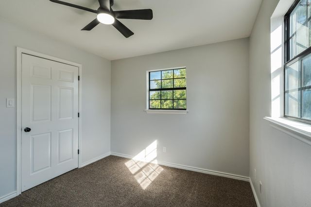 713 W MANES AVENUE, Iowa Park, TX 76367