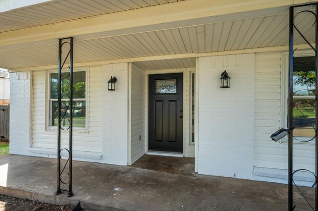 713 W MANES AVENUE, Iowa Park, TX 76367