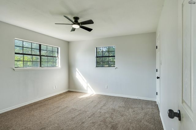 713 W MANES AVENUE, Iowa Park, TX 76367