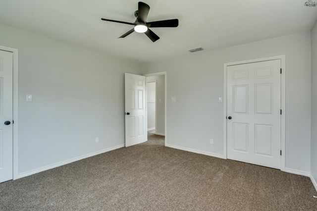 713 W MANES AVENUE, Iowa Park, TX 76367