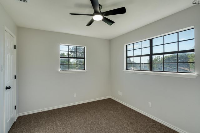 713 W MANES AVENUE, Iowa Park, TX 76367