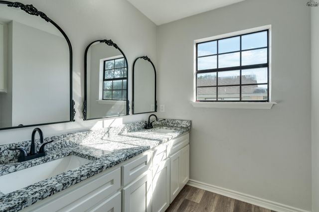 713 W MANES AVENUE, Iowa Park, TX 76367