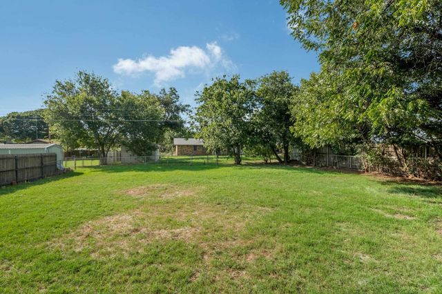 713 W MANES AVENUE, Iowa Park, TX 76367