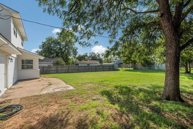 713 W MANES AVENUE, Iowa Park, TX 76367