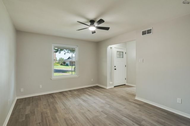 713 W MANES AVENUE, Iowa Park, TX 76367