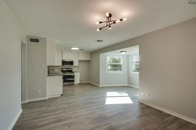 713 W MANES AVENUE, Iowa Park, TX 76367