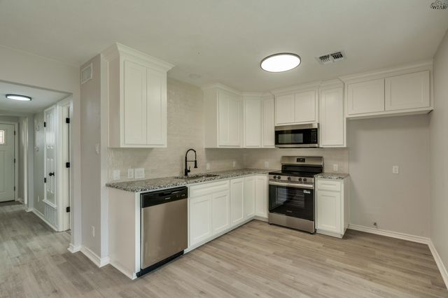 713 W MANES AVENUE, Iowa Park, TX 76367