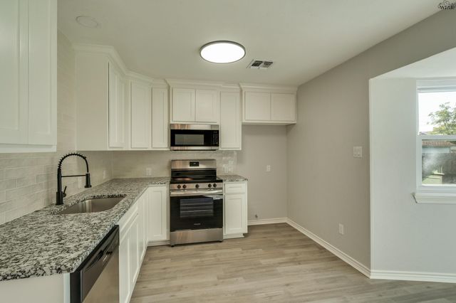 713 W MANES AVENUE, Iowa Park, TX 76367