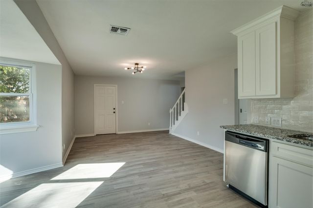 713 W MANES AVENUE, Iowa Park, TX 76367