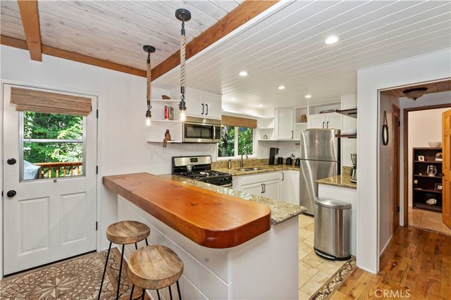 27828 Rainbow Drive, Lake Arrowhead, CA 92352