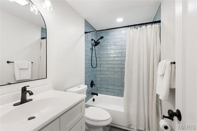 621 Meadowridge Lane, Kirkwood, MO 63122