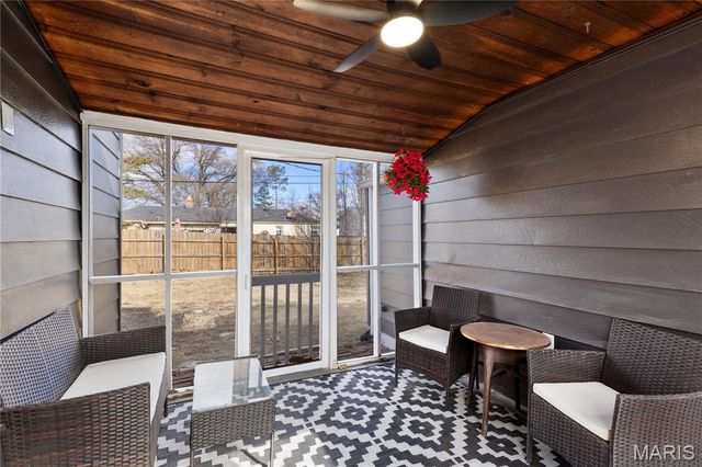 621 Meadowridge Lane, Kirkwood, MO 63122