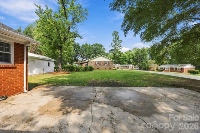 4700 Woodway Place, Charlotte, NC 28208