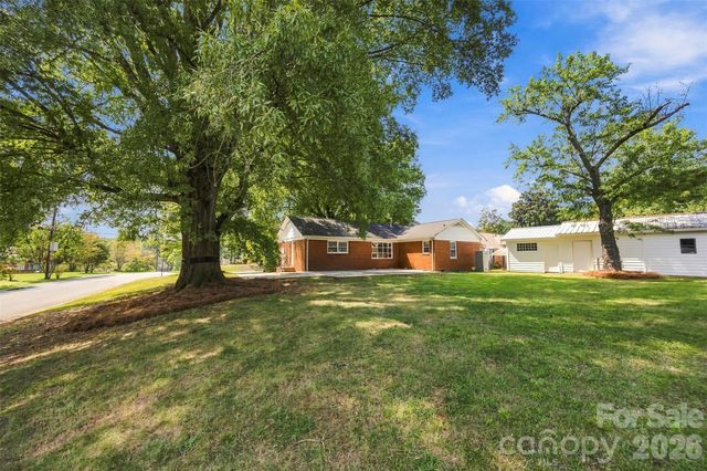 4700 Woodway Place, Charlotte, NC 28208