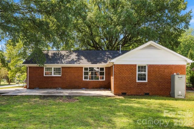 4700 Woodway Place, Charlotte, NC 28208