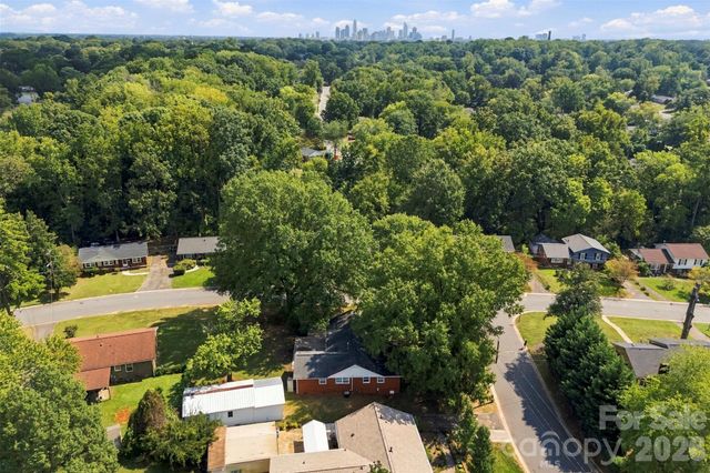 4700 Woodway Place, Charlotte, NC 28208