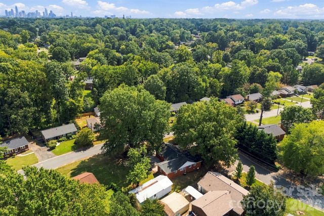 4700 Woodway Place, Charlotte, NC 28208
