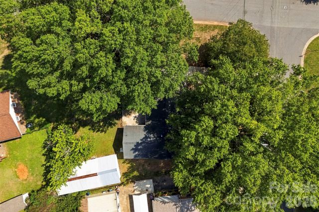 4700 Woodway Place, Charlotte, NC 28208