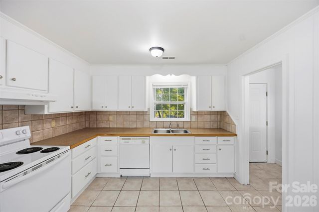 4700 Woodway Place, Charlotte, NC 28208