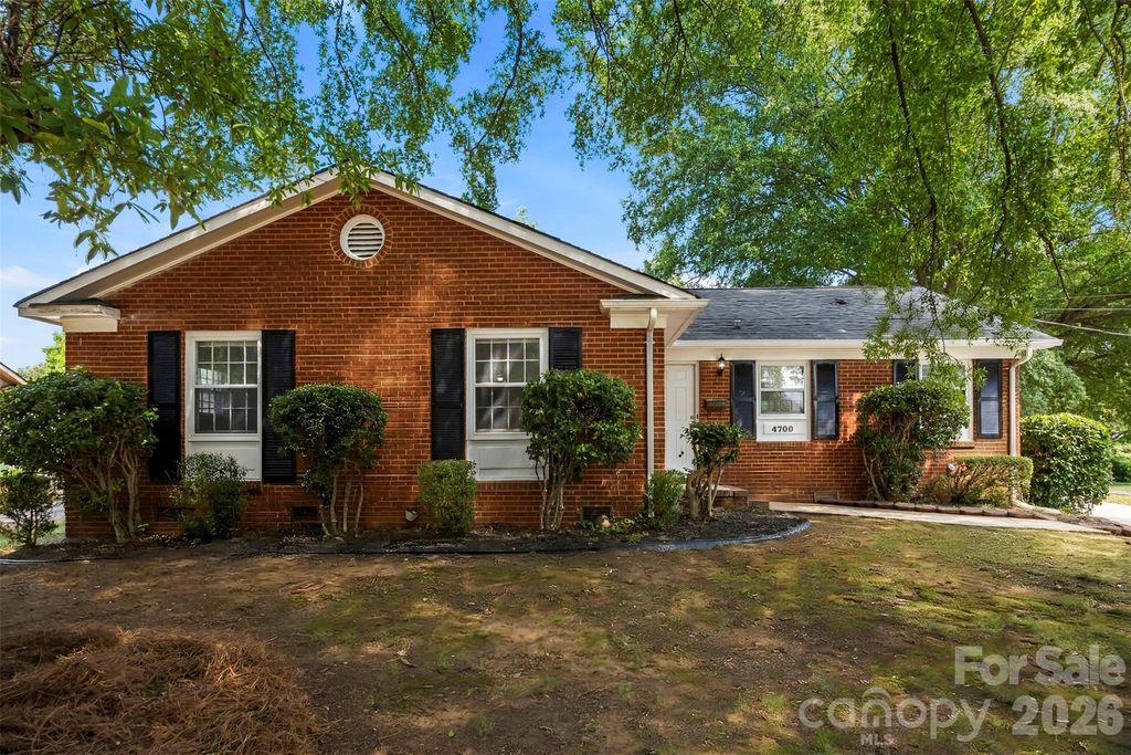 4700 Woodway Place, Charlotte, NC 28208