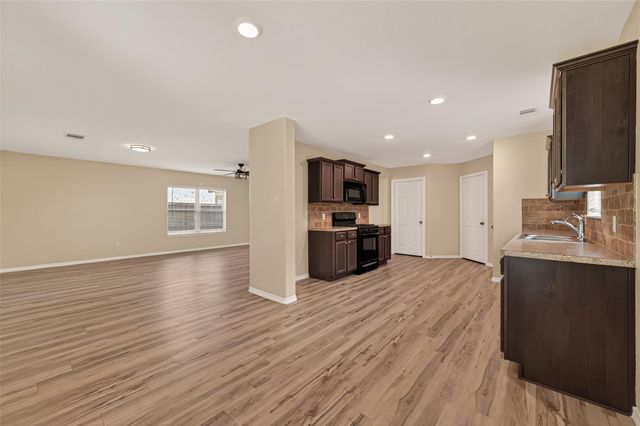 1308 Winding Willow Drive, Pinehurst, TX 77362