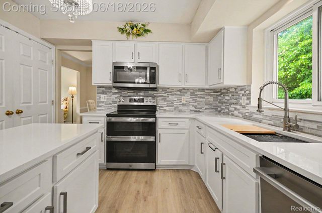 425 Thornridge Court, Rochester Hills, MI 48307