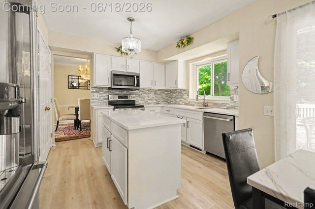 425 Thornridge Court, Rochester Hills, MI 48307