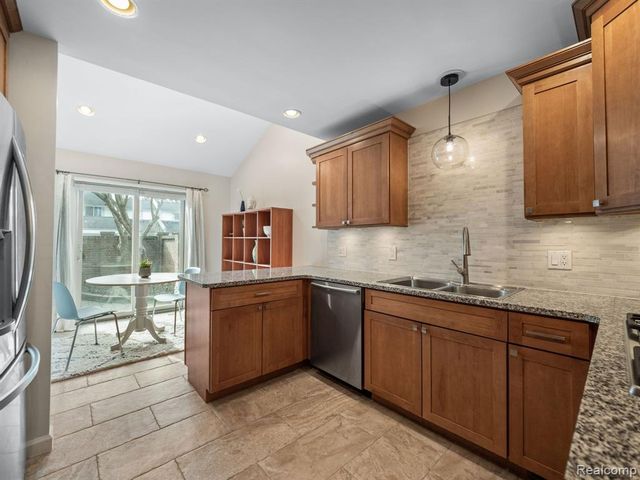 177 E Long Lake Road, Bloomfield Hills, MI 48304