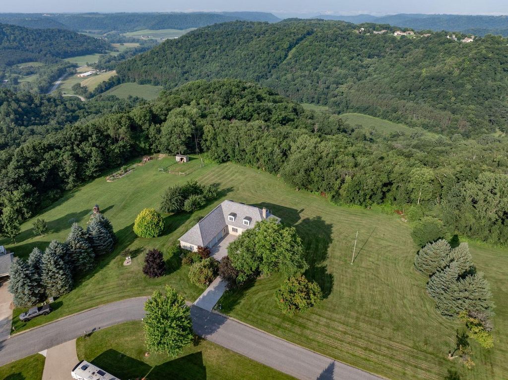 N1583 Meadow Ridge ROAD, La Crosse, WI 54601