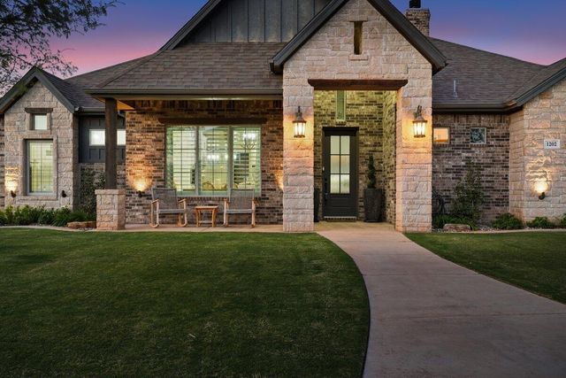 1202 N 14th Place, Wolfforth, TX 79382
