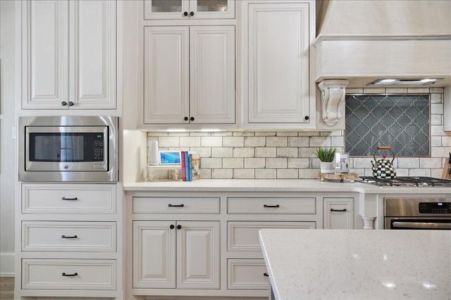 1202 N 14th Place, Wolfforth, TX 79382