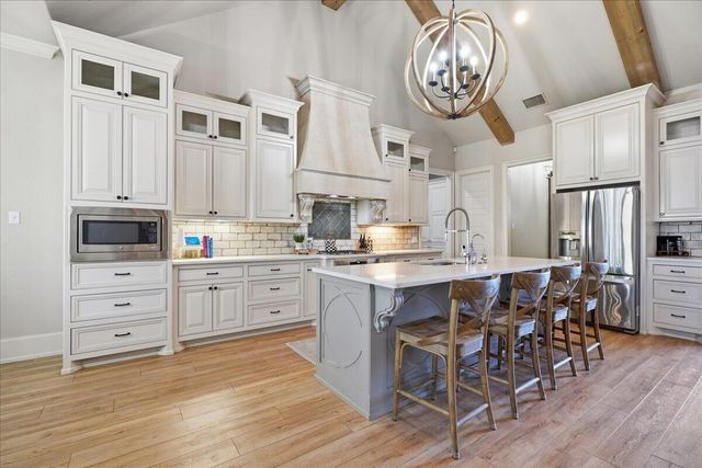 1202 N 14th Place, Wolfforth, TX 79382