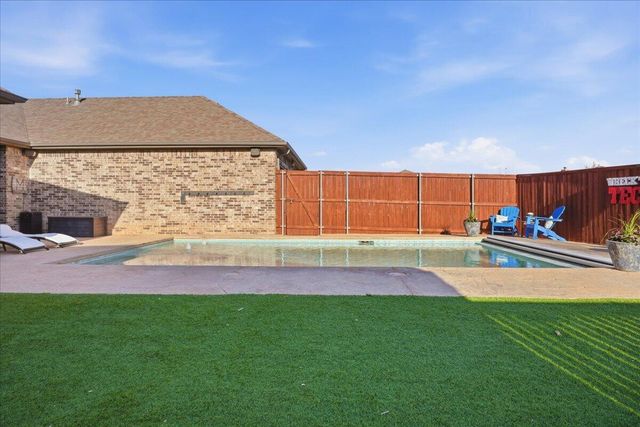 1202 N 14th Place, Wolfforth, TX 79382