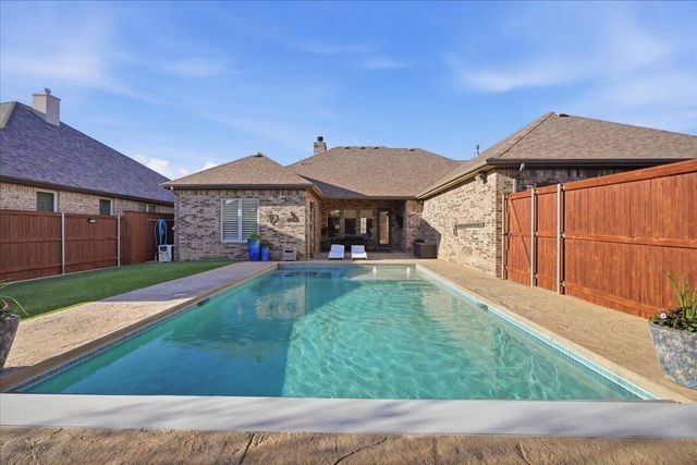 1202 N 14th Place, Wolfforth, TX 79382