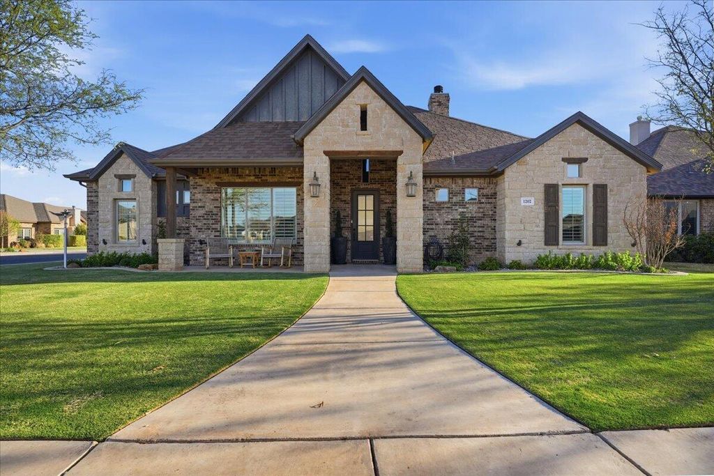 1202 N 14th Place, Wolfforth, TX 79382