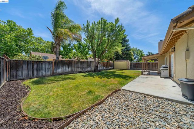 1820 S Willow Creek Dr, Tracy, CA 95376