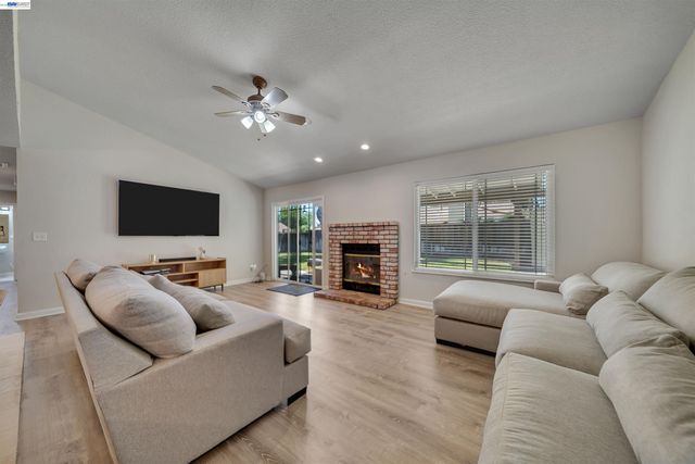 1820 S Willow Creek Dr, Tracy, CA 95376