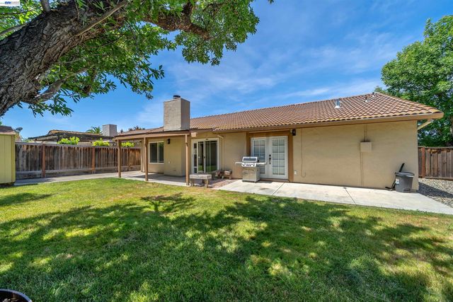 1820 S Willow Creek Dr, Tracy, CA 95376