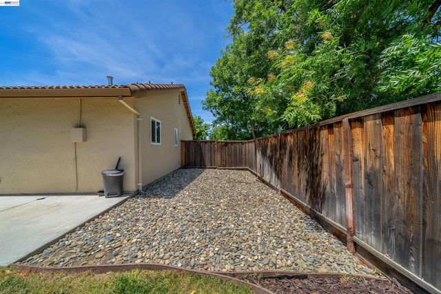 1820 S Willow Creek Dr, Tracy, CA 95376