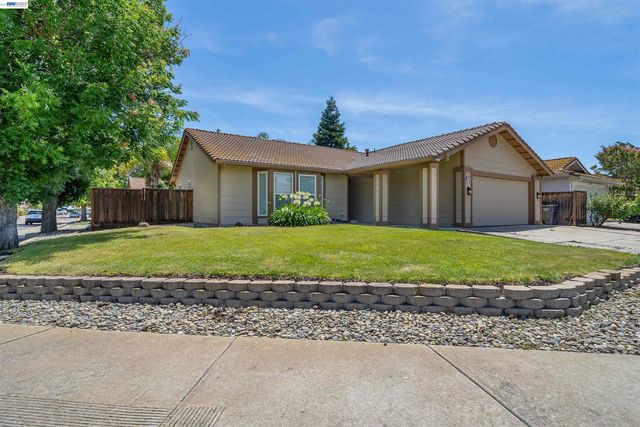 1820 S Willow Creek Dr, Tracy, CA 95376