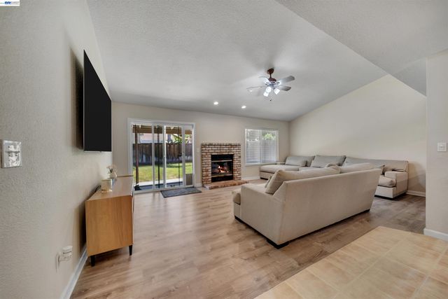 1820 S Willow Creek Dr, Tracy, CA 95376