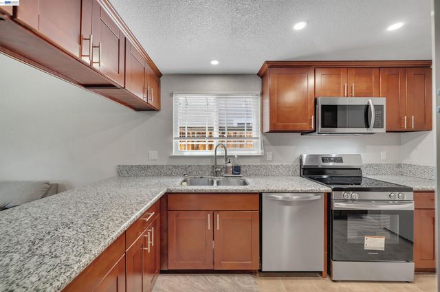 1820 S Willow Creek Dr, Tracy, CA 95376